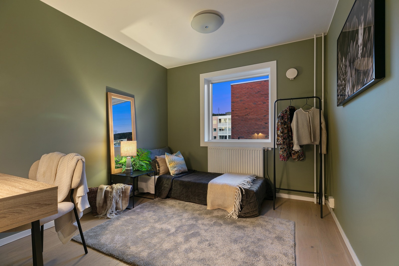 Soverom 2 - har en god størrelse og passer perfekt som både gjesterom, hjemmekontor eller hobbyrom Galleribilde