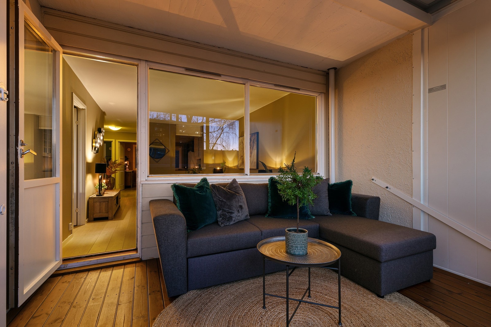 Balkongen er romslig og har plass til sofagruppe og øvrig møblering - perfekt for avslapning og hyggelige utekvelder Galleribilde