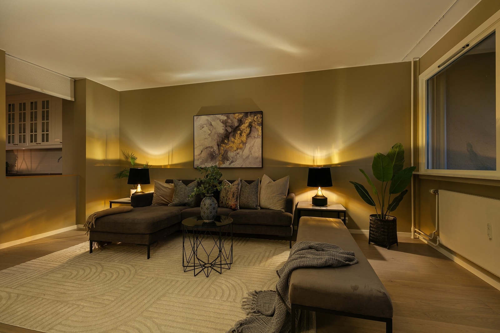 Kjøkkenet er delvis åpent mot stuen, noe som skaper en sosial og luftig romfølelse samtidig som sonene beholdes. Galleribilde