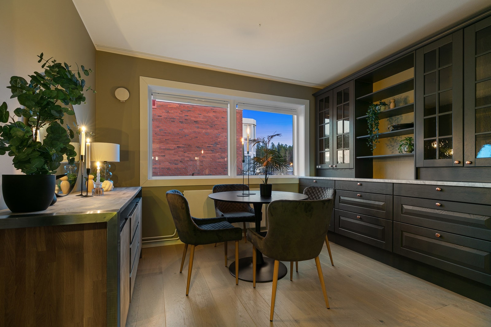 Spisestuen har store vindusflater som slipper inn rikelig med naturlig lys og skaper en lys og luftig atmosfære. Galleribilde