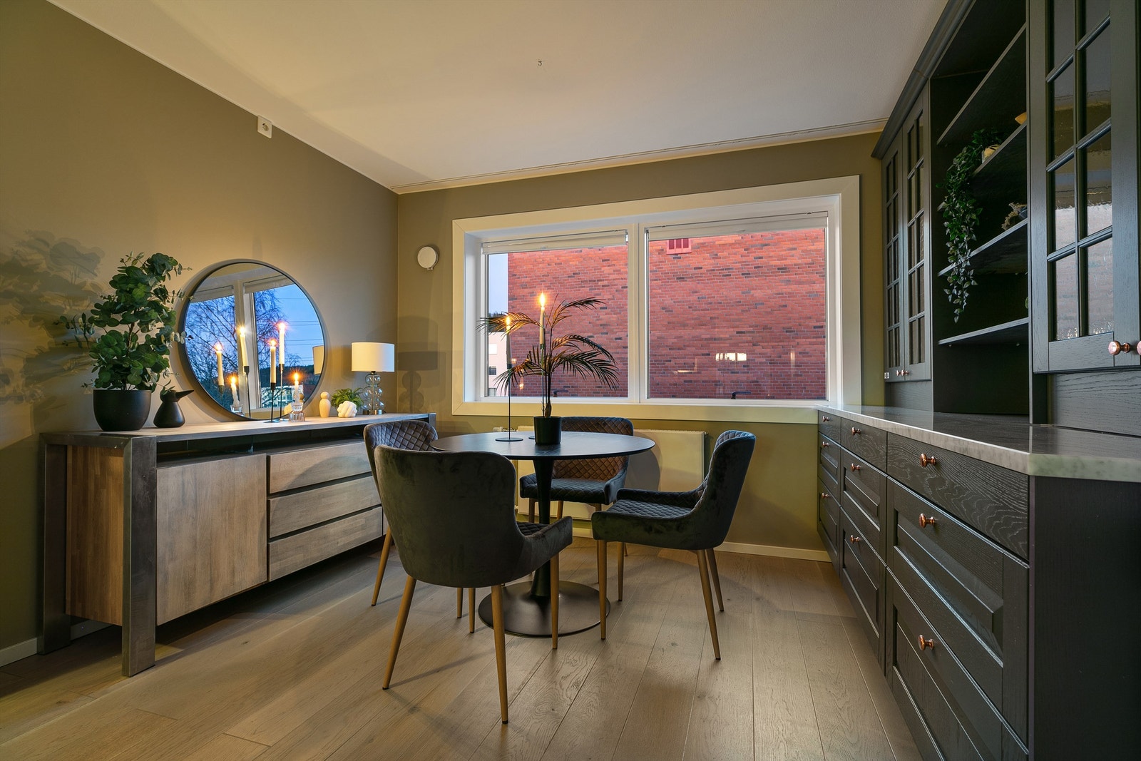 Lun og innbydende spisestue med god plass til spisegruppe - perfekt for hyggelige måltider og sosiale sammenkomster. Galleribilde