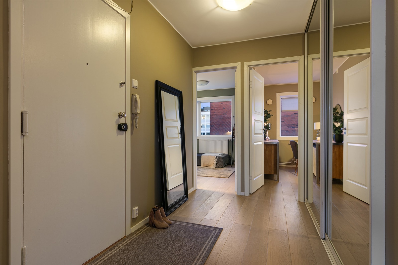 Leiligheten har en innbydende entré med praktisk innebygd garderobeskap og skyvedører. Galleribilde