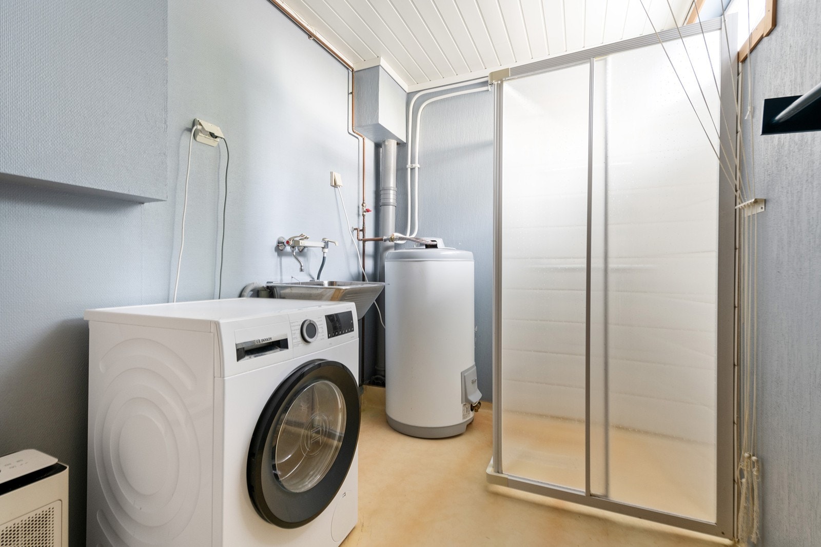 Vaskerom i enkel standard, men en ekstra dusj kan komme godt med Galleribilde