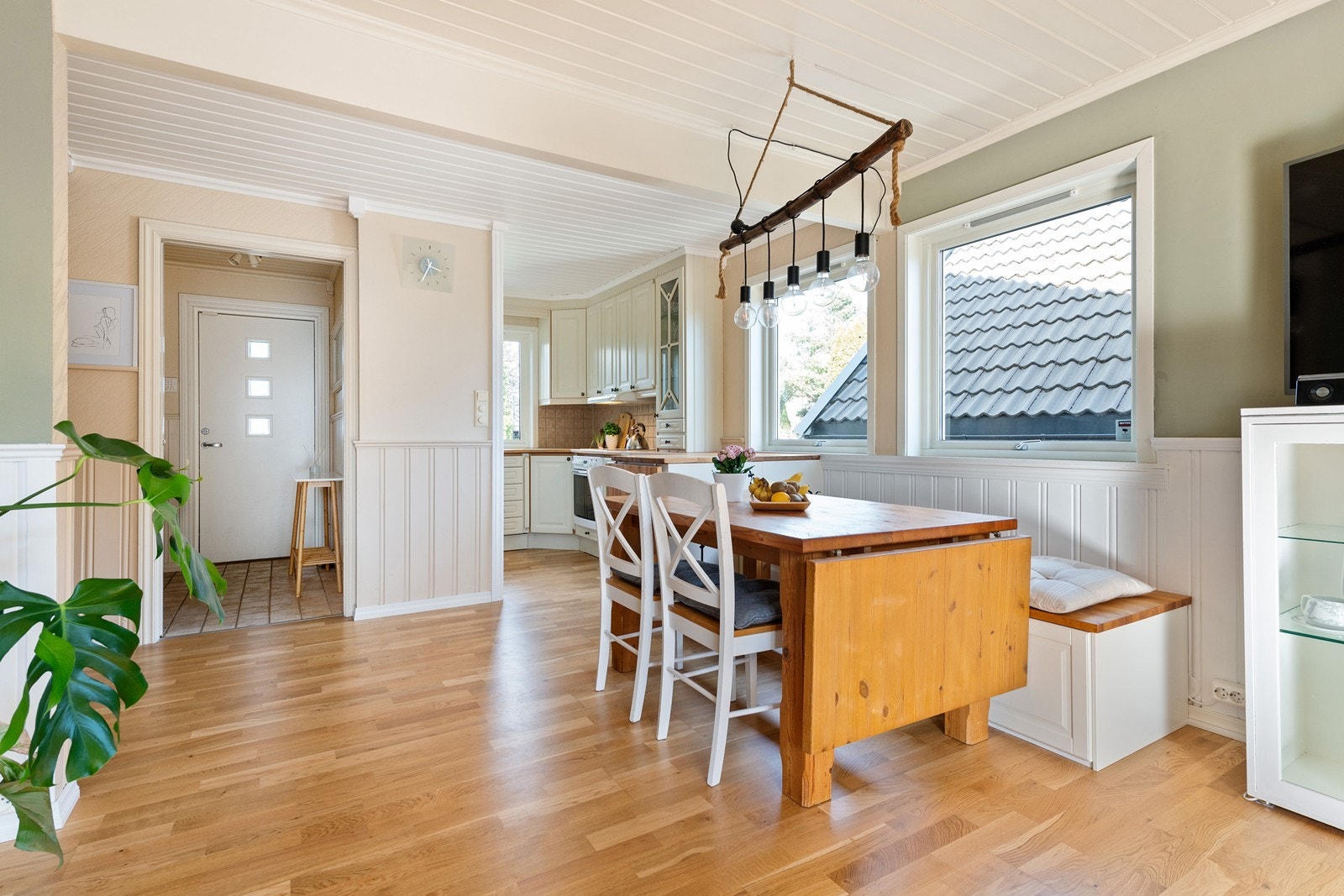 Det er en halvåpen løsning med kjøkkenet, dette gir en god "flow" gjennom boligen Galleribilde