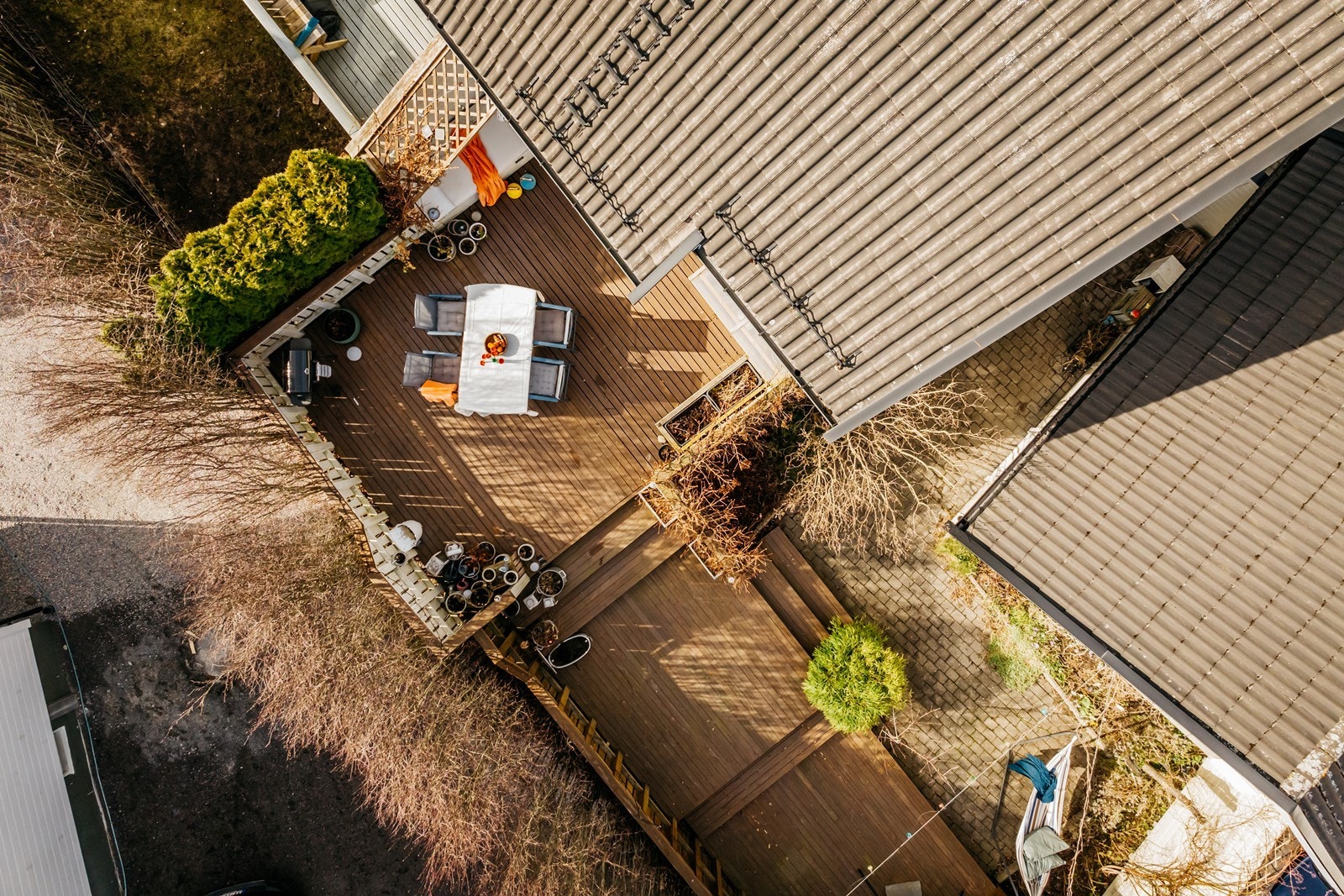 Romslig terrasse delt opp i 3 forskjellige soner Galleribilde