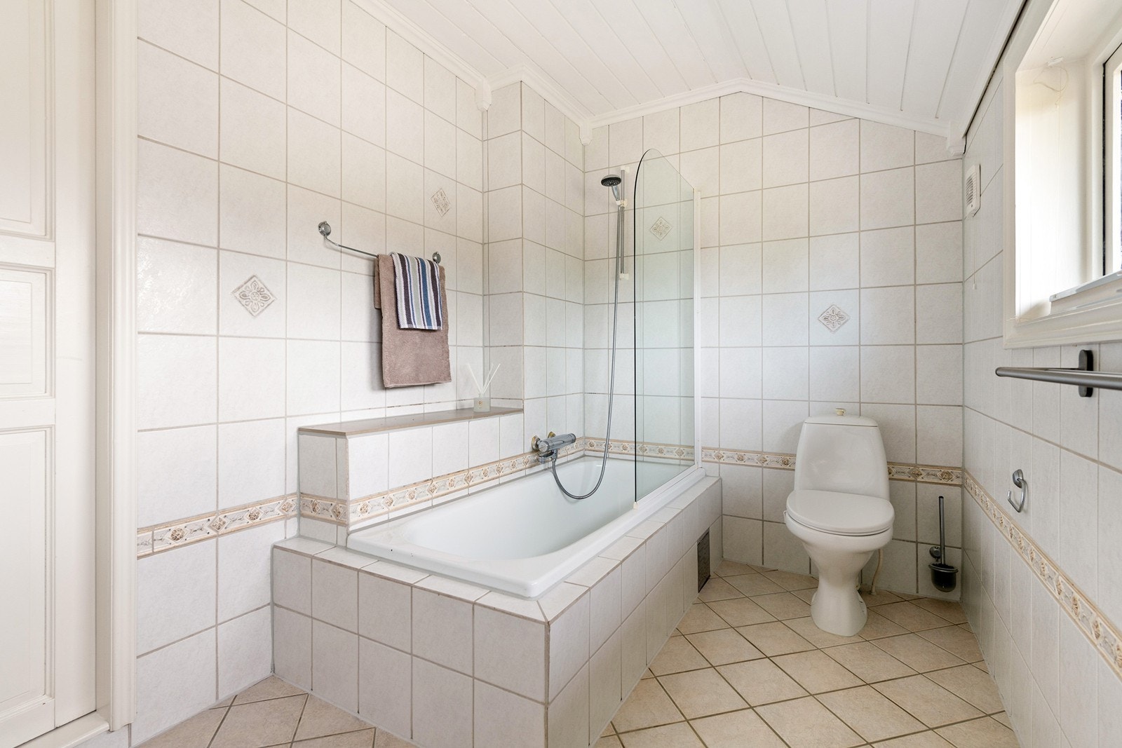 Badekar med dusj, 2 for 1 konseptet funker fint her Galleribilde