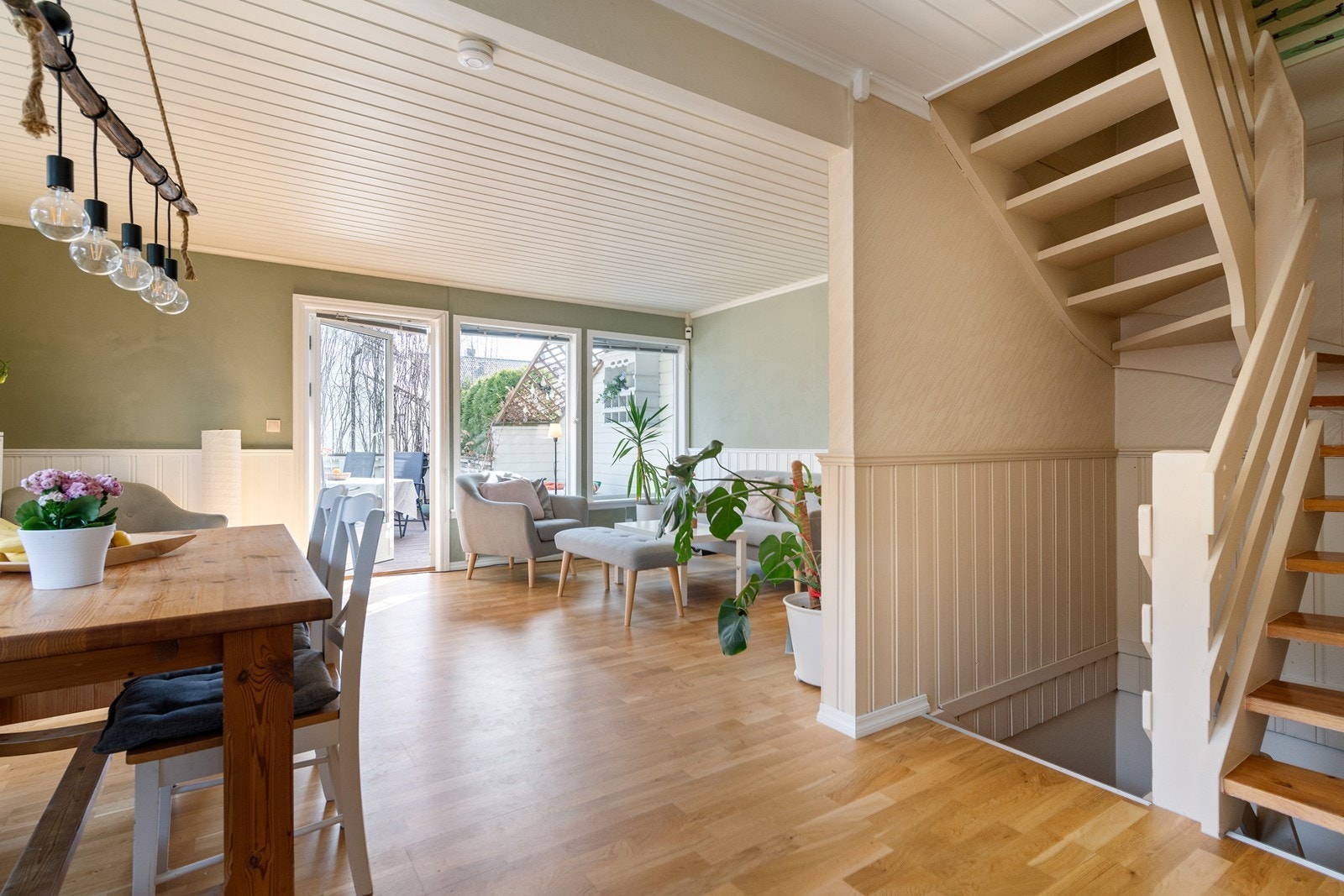 Stua er romslig og med en luftig og god planløsning Galleribilde