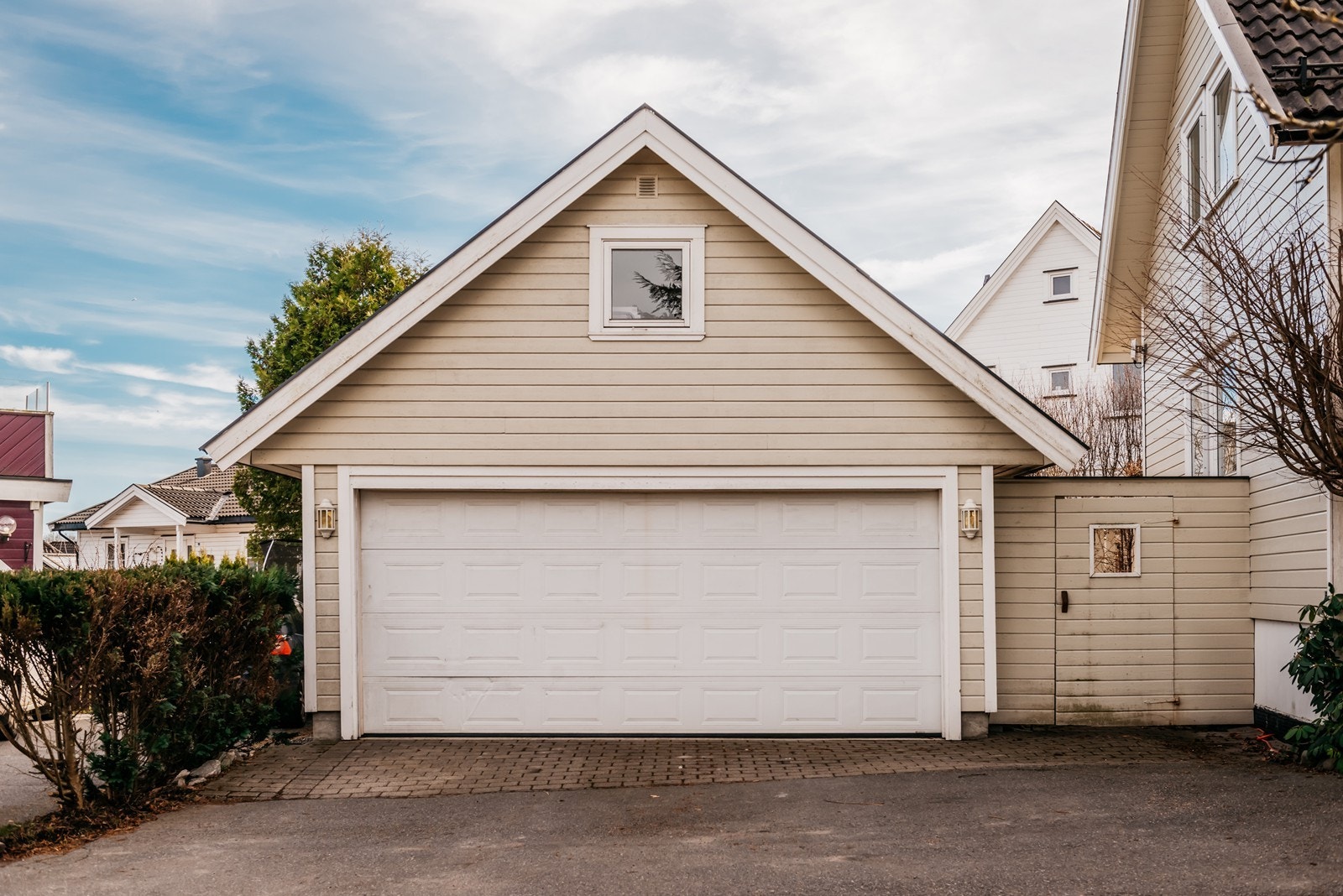Romslig garasje med lagring og med god plass Galleribilde