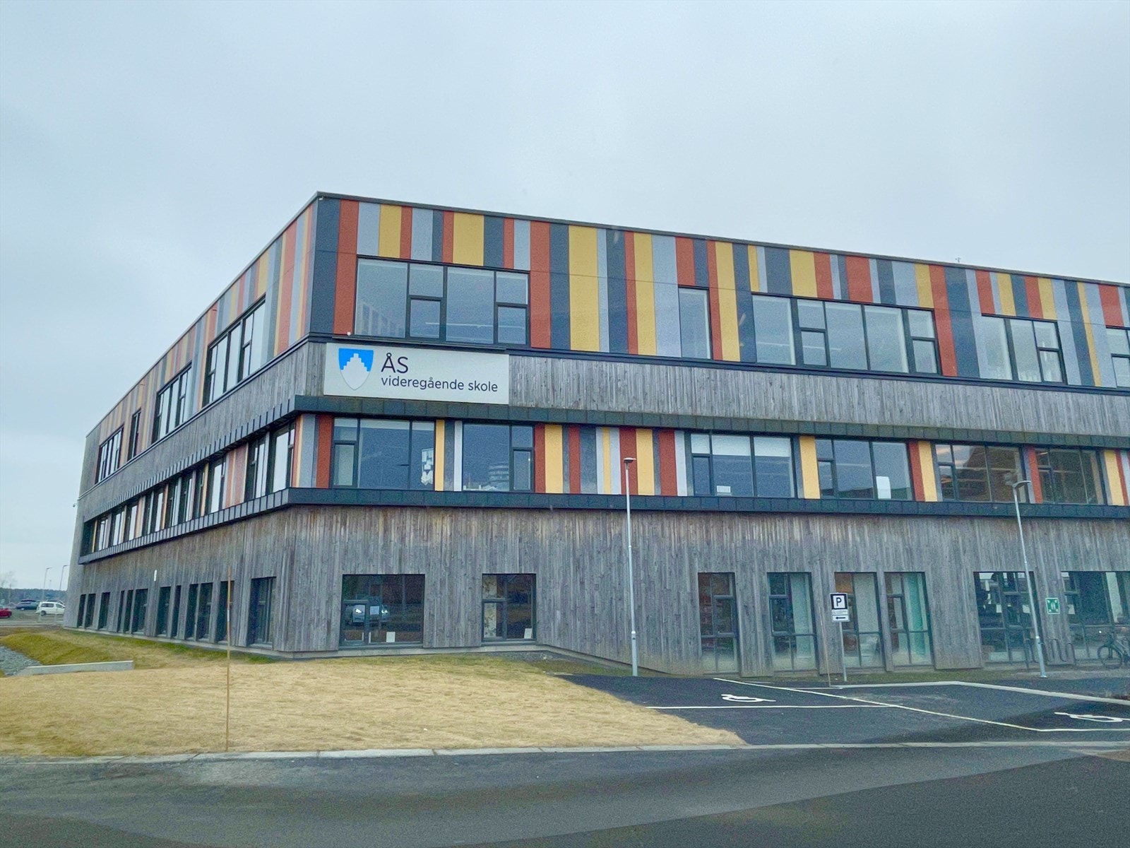 Ås videregående skole ligger i umiddelbart nærhet til boligen. Galleribilde