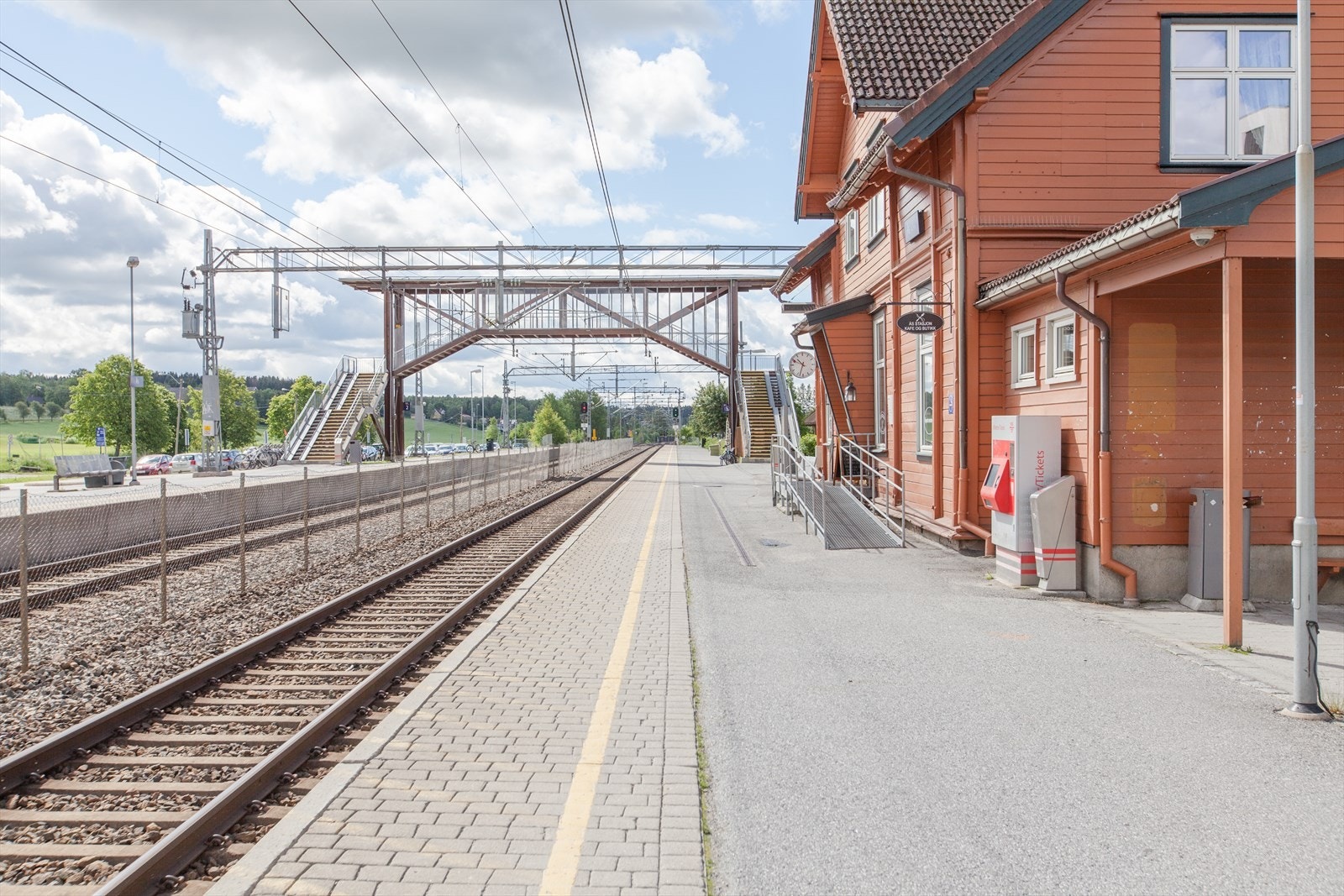 Ås jernbanestasjon ligger ca. 6 min gange fra boligen Galleribilde