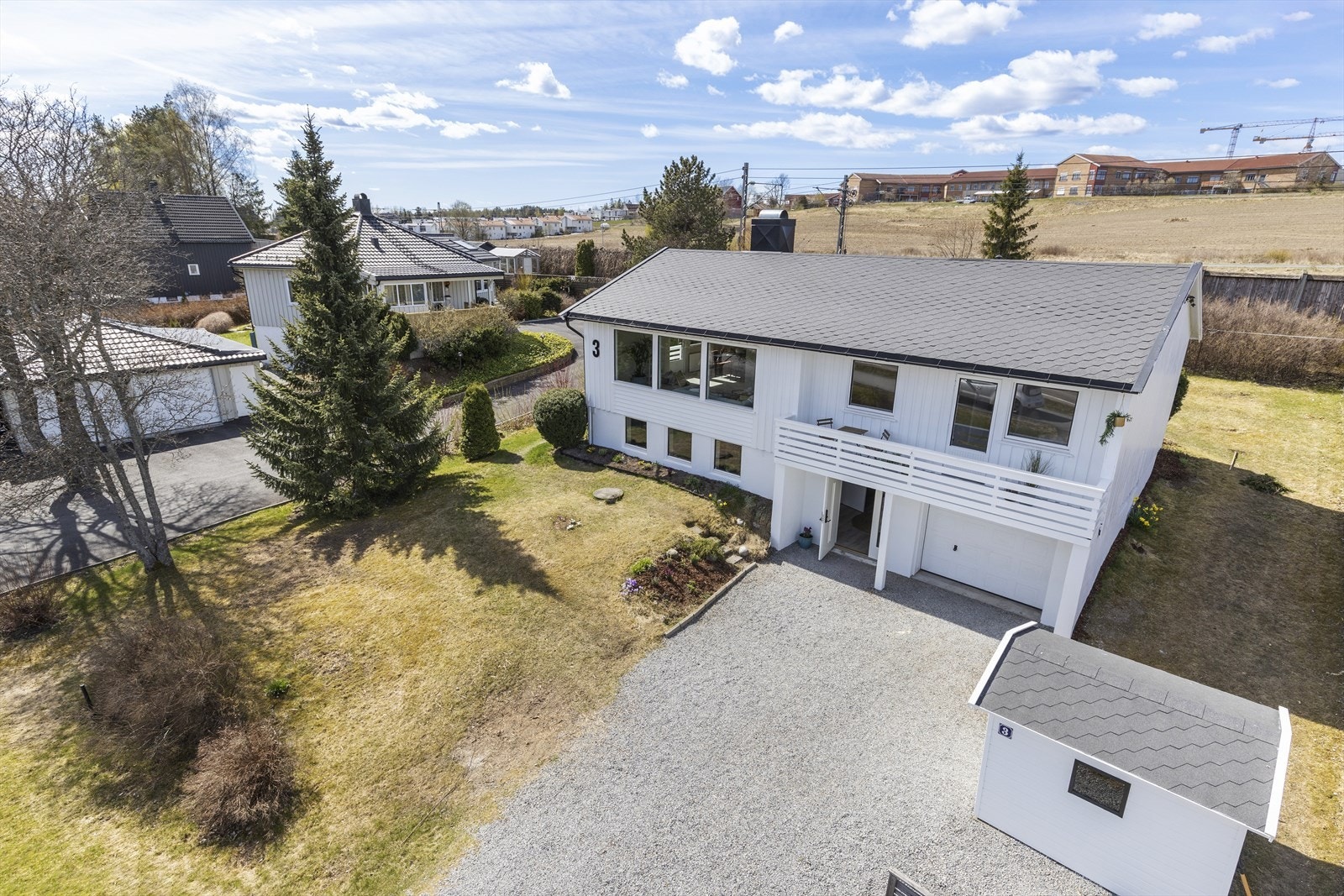 Huset ble malt utvendig i 2022, og boligen har en integrert garasje ved siden av hovedinngangen, med direkte adkomst til boligen fra garasjen. Galleribilde