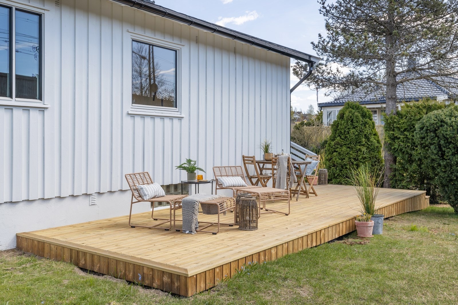 Stor og nyere terrasseplatting i hagen fra 2022. Galleribilde