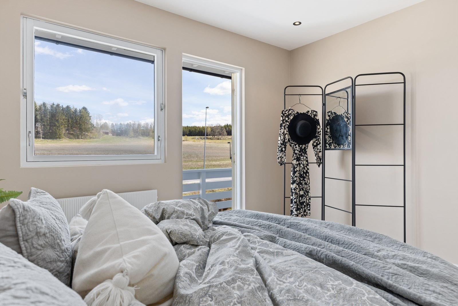 Veggene er malt i delikate og moderne farger. Downlights med dimmer. Galleribilde