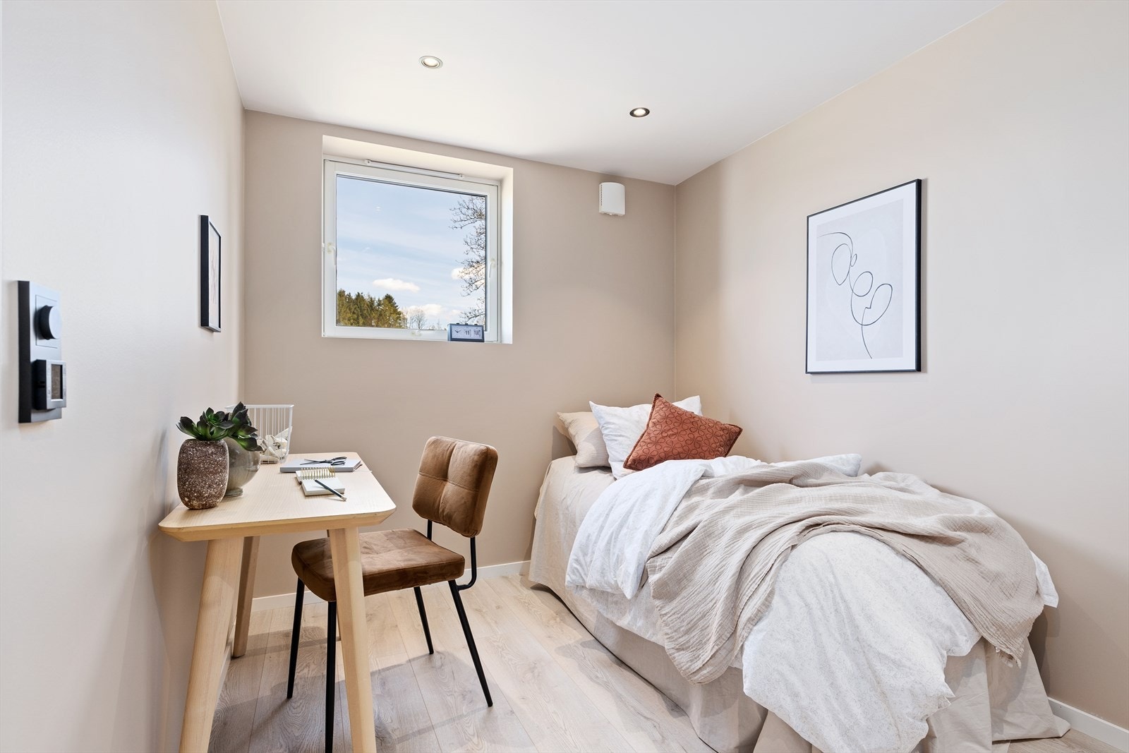 Her er det god plass til både enkeltseng og tilhørende skrivebord/sminkebord. Galleribilde