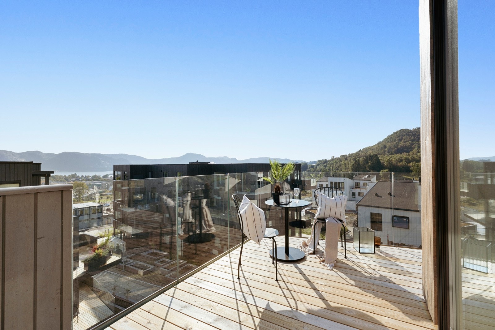 Den andre uteplassen er en balkong utenfor kjøkkenet, med fin beliggenhet på hjørnet og et areal på ca. 17 kvm. Galleribilde