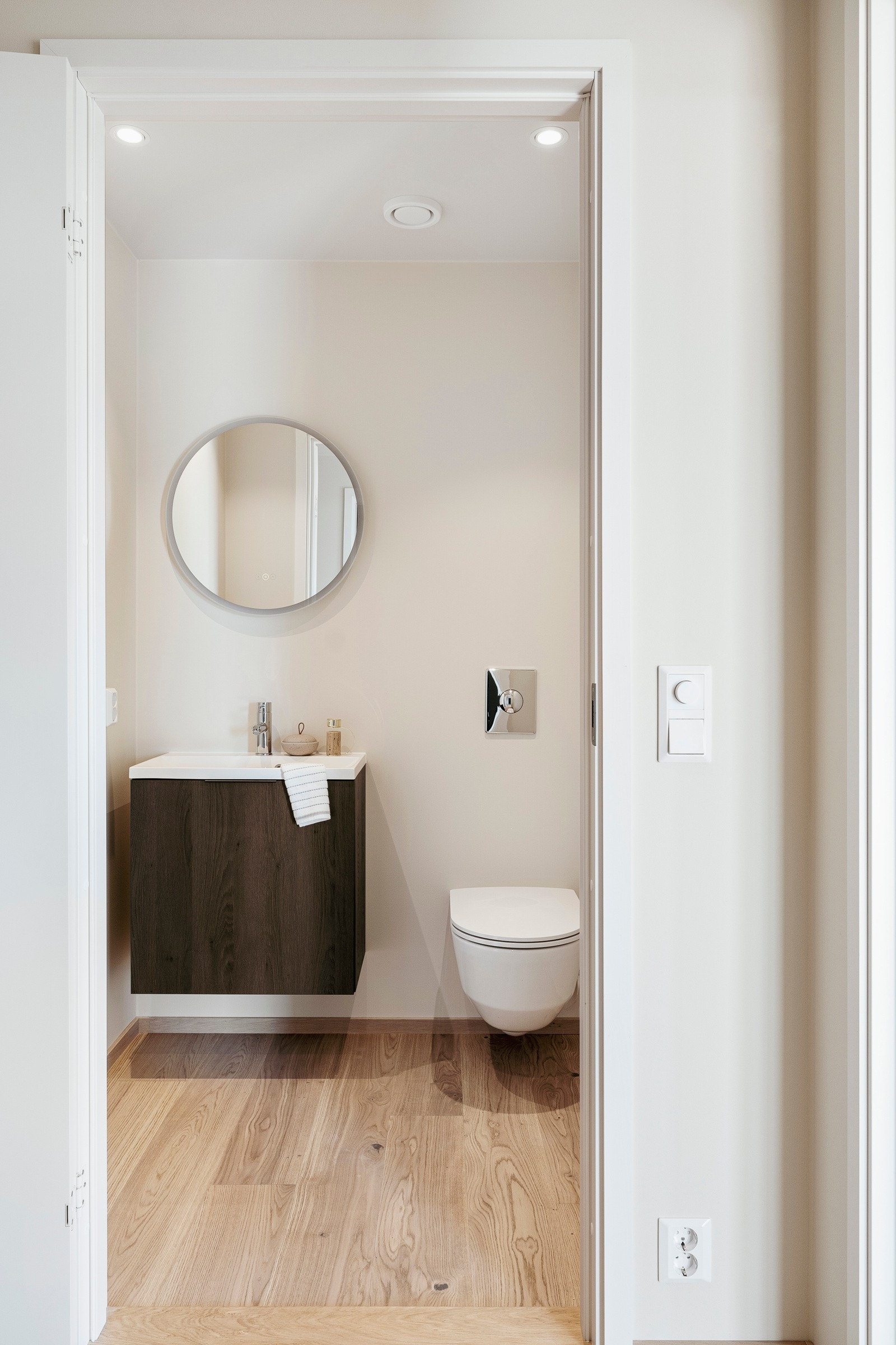 Wc-rommet er innredet med downlights, enstavs parkett og vegghengt toalett. Galleribilde