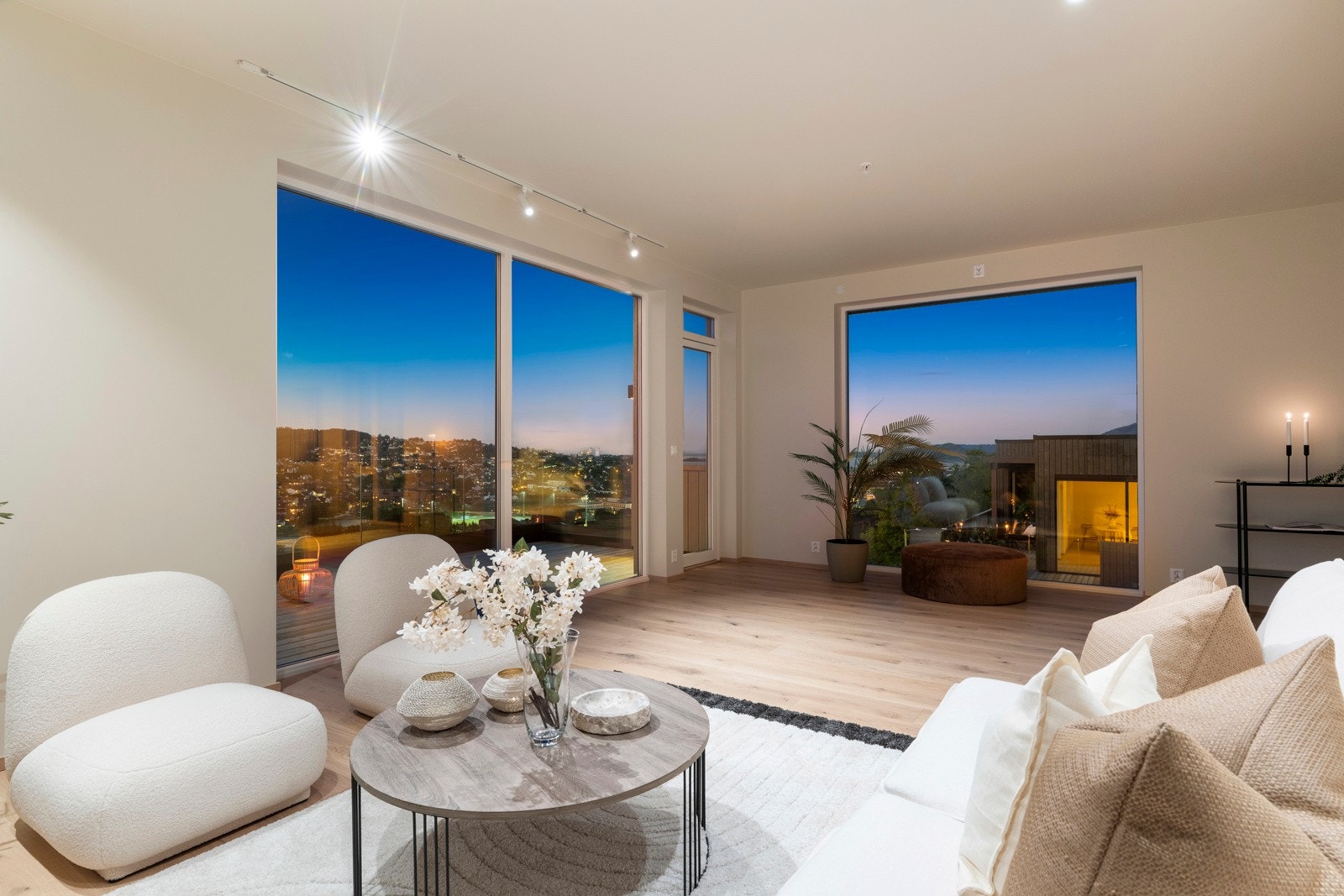 Sett deg godt til rette i sofakroken og ta inn det vakre landskapet utenfor. Galleribilde