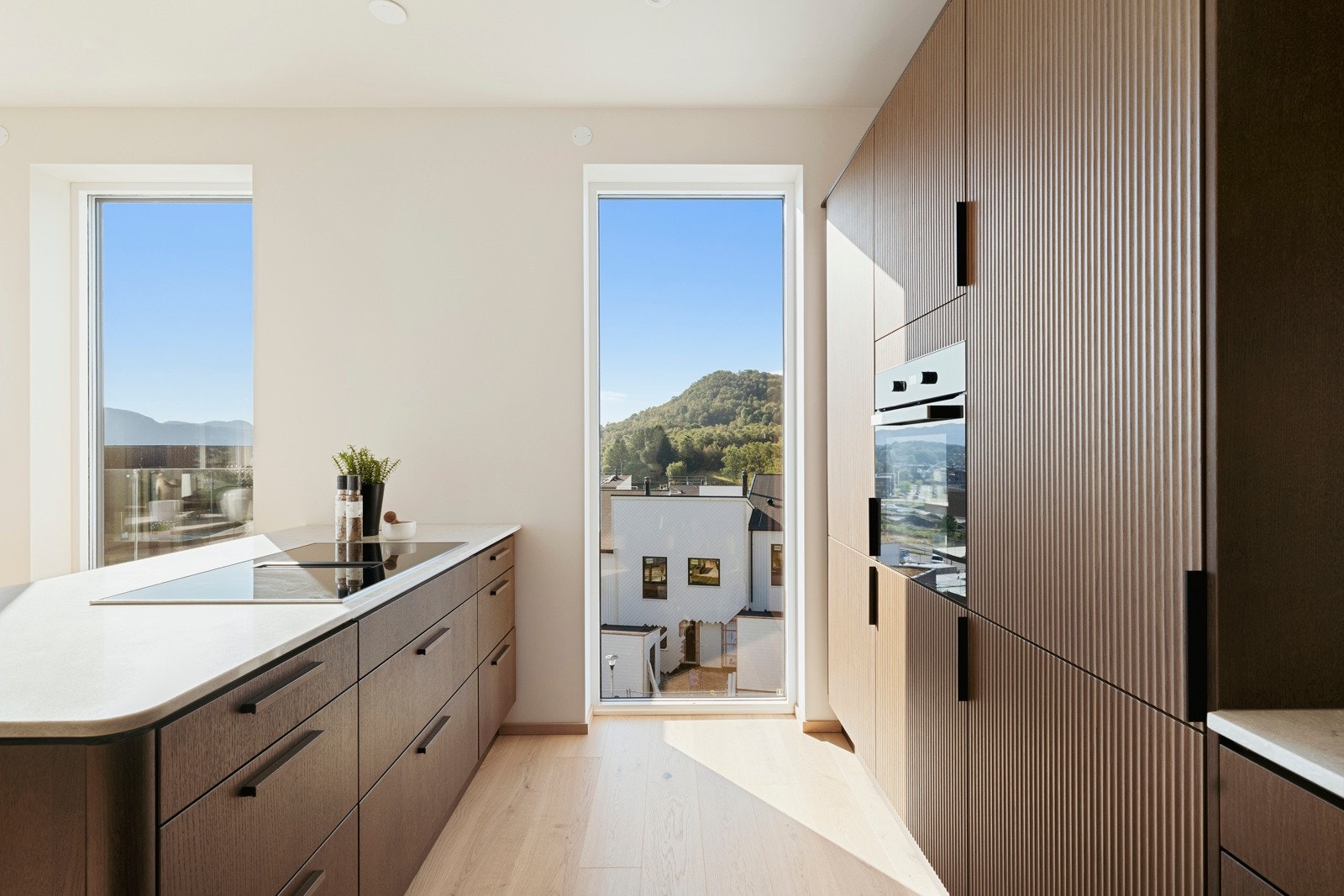 Integrerte hvitevarer fra Miele består av induksjonstopp, oppvaskmaskin, en kombinert kjøl/frys og en stekeovn i høyskap med pyrolyse. Galleribilde