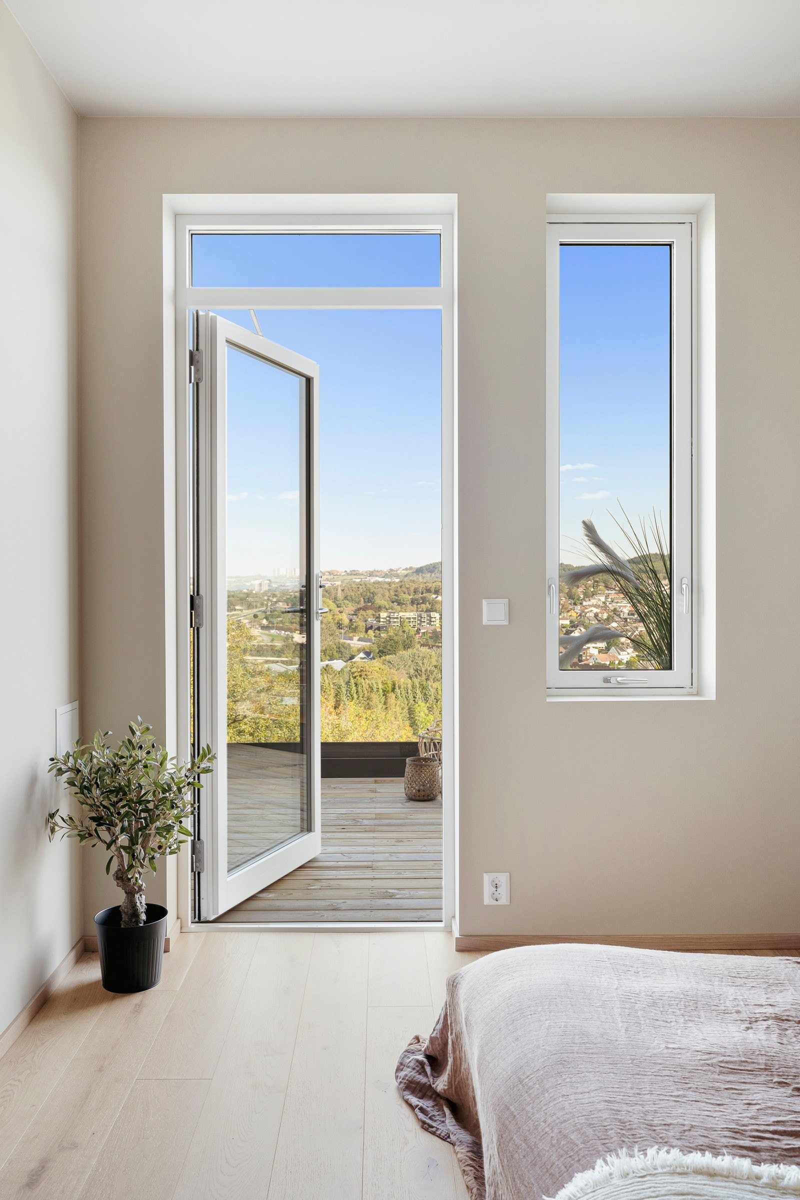 Et av soverommene har utgang til den solfylte takterrassen, utmerket for morgenkaffen på varme dager. Galleribilde