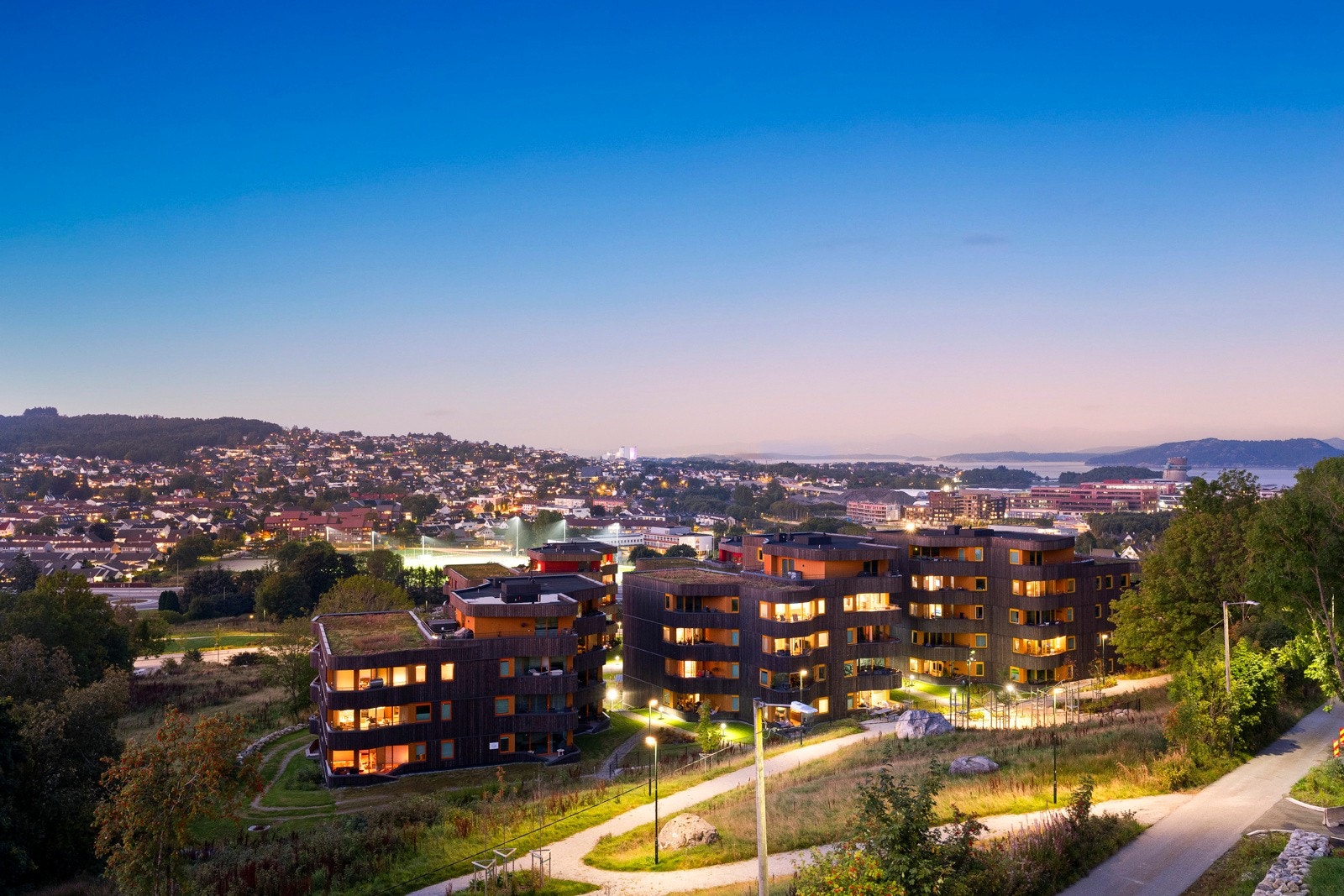 Byggene er plassert rundt ulike tun, lagt til rette for gode og uformelle møtesteder. Galleribilde