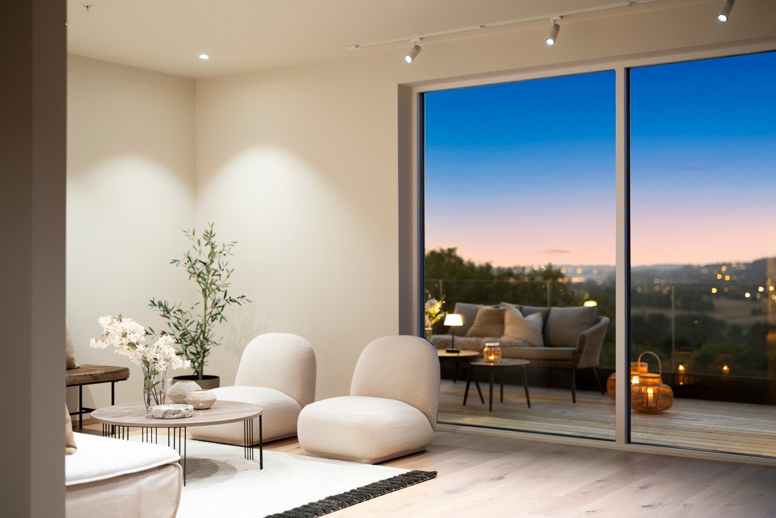 Stuen har duse veggflater og enstavs hvitpigmentert parkett. Galleribilde