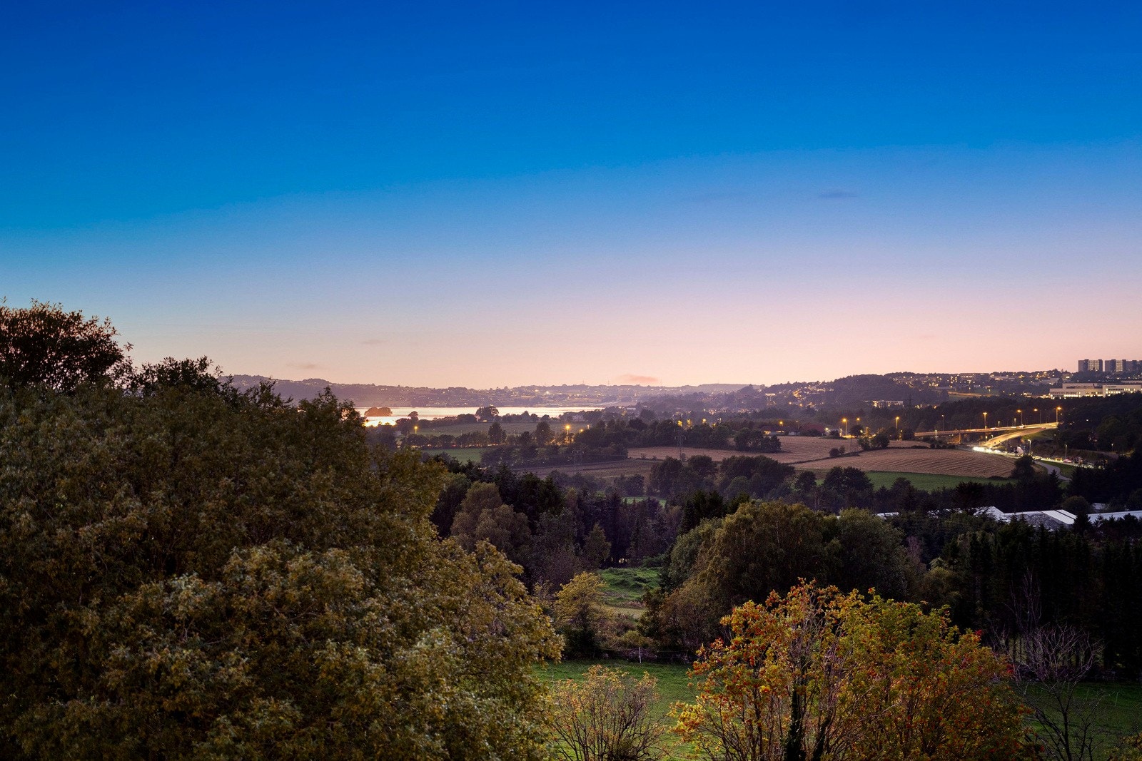 Her blir du en del av et område i herlig utvikling, med alle hverdagsfasiliteter lett tilgjengelig - inkludert tog og kjøpesenter. Galleribilde