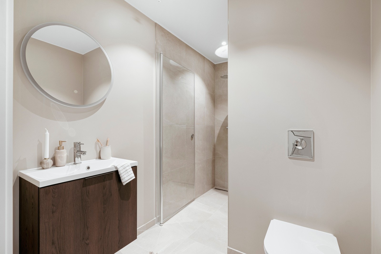 Planløsningen byr på to delikate bad, et ekstra wc-rom og et eget vaskerom. Galleribilde