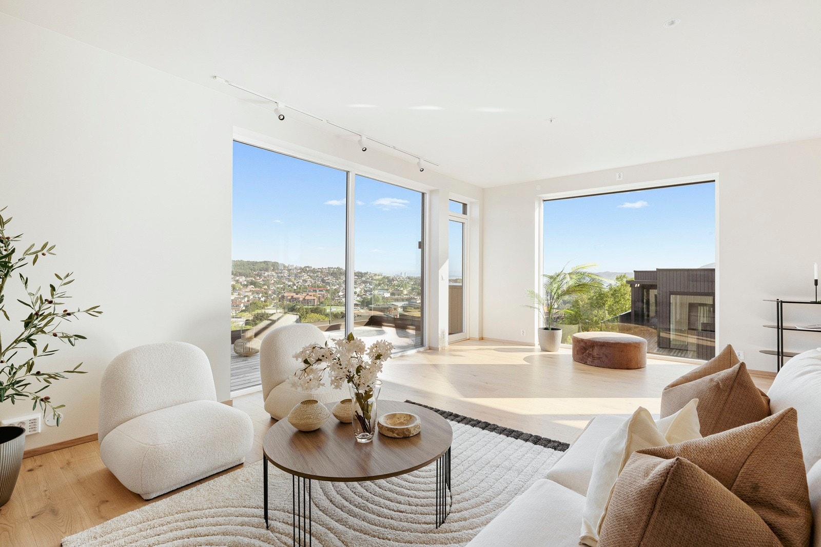 Under parketten er det vannbåren varme, og sammen med alt lyset gir ekstra god takhøyde en herlig og luftig atmosfære. Galleribilde