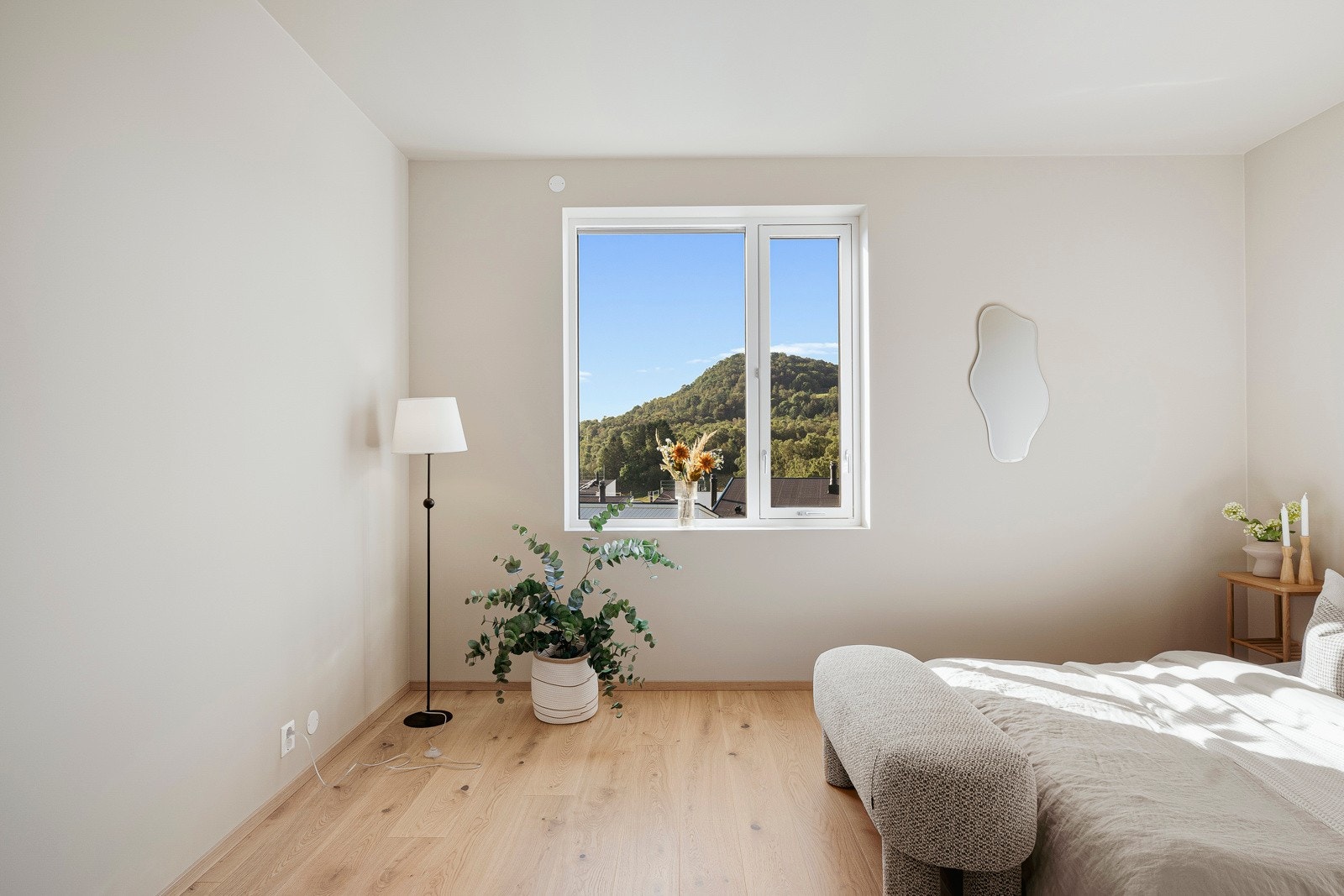 Her våkner man til nydelig utsikt, og hovedsoverommet er en del av en privat matstersuite med eget bad og walk-in closet. Galleribilde