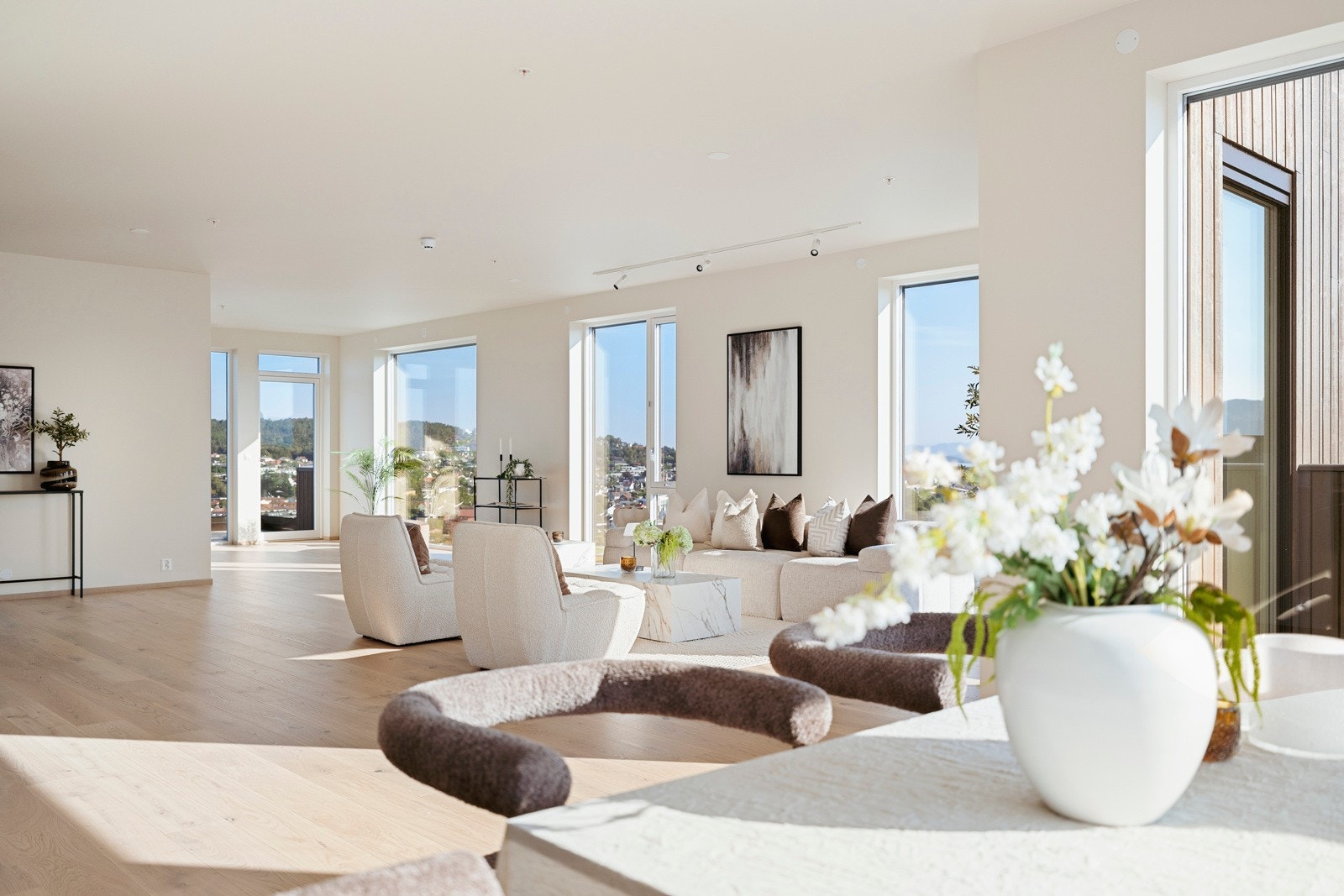 Møbleringsfriheten er upåklagelig, og utenfor kjøkkenet passer det utmerket å innrede med spiseplass. Galleribilde