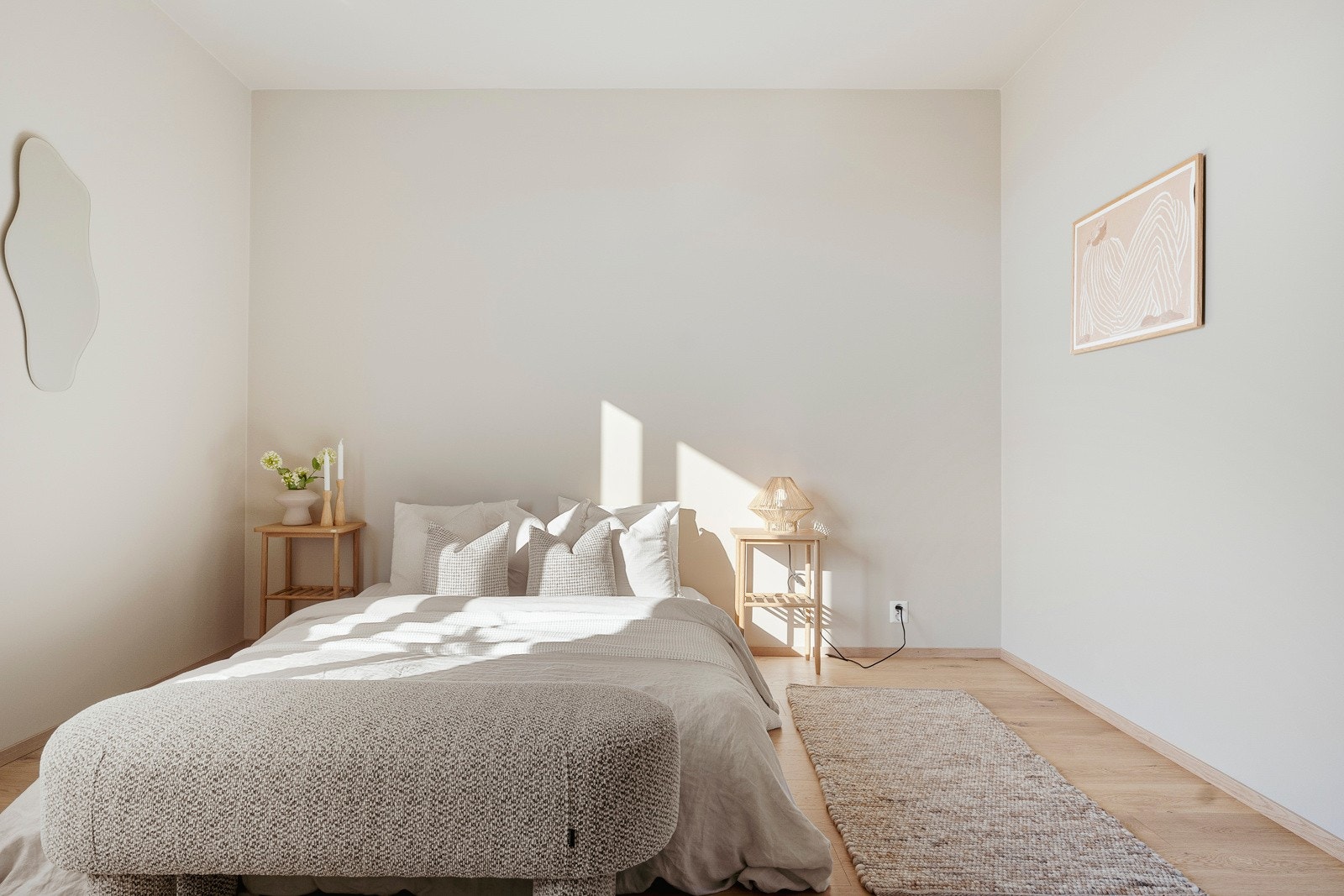 I leiligheten er det tre stilfulle soverom med enstavs parkett og duse farger for en behagelig atmosfære. Galleribilde