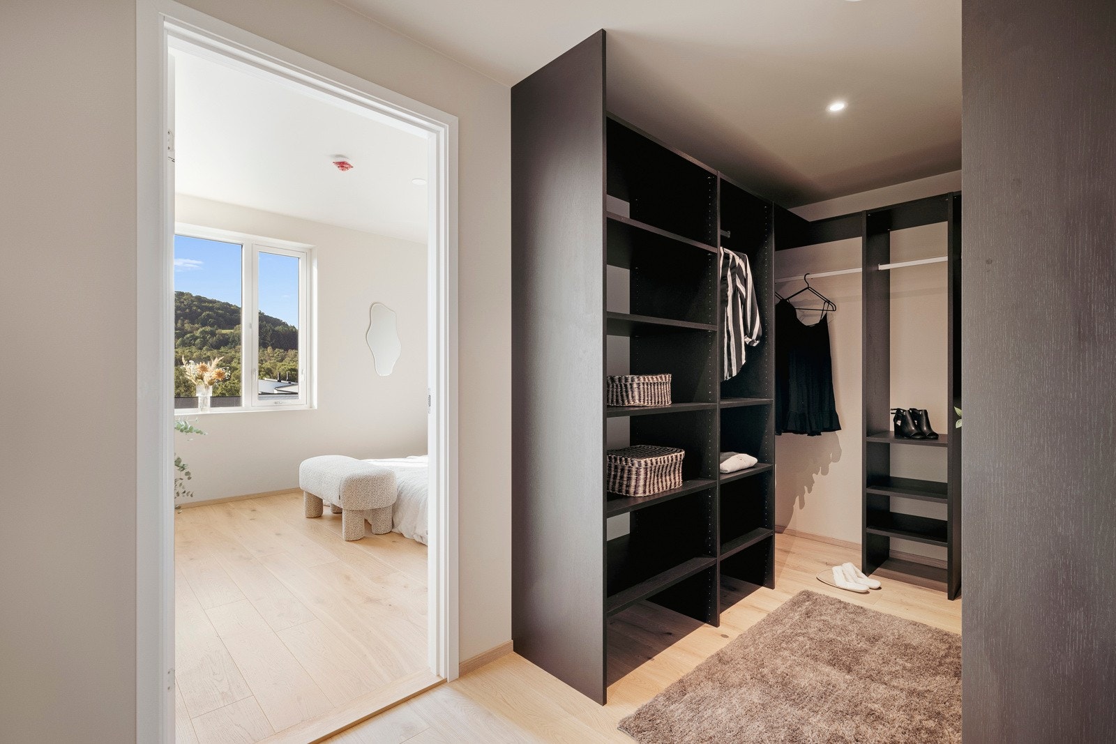 Garderoben har downlights og en flott garderobeinnredning fra Sigdal - holdt i en varm fargetone. Galleribilde