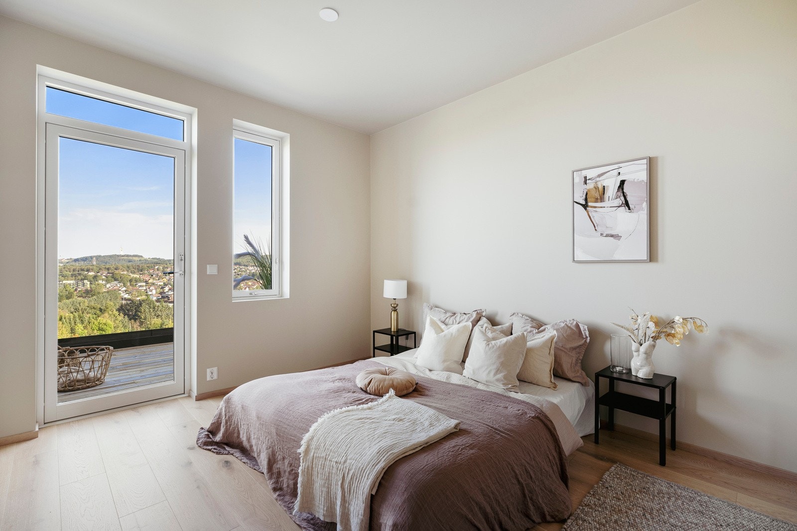 Alle soverommene innredes enkelt med skap eller andre garderobeløsninger. Galleribilde