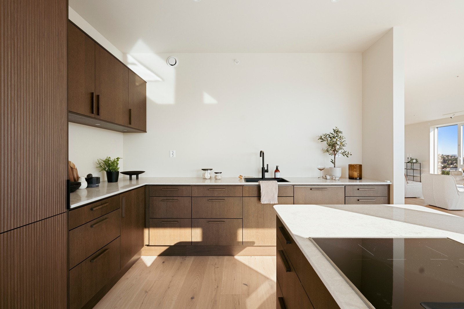 Barløsningen mot stuen er samlingspunktet, perfekt til måltider og gode samtaler, men også for lekselesing mens middagen tilberedes. Galleribilde