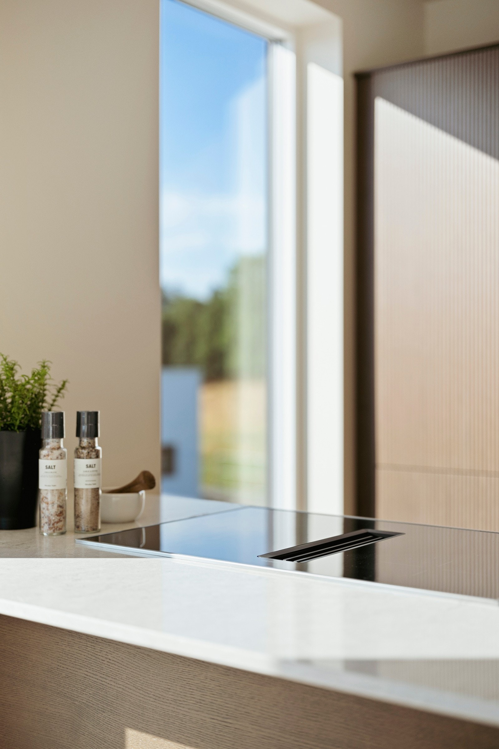 Over deler av benken er det belysning, og barløsningen har en integrert slimline benkeventilator ved kokesonen. Galleribilde