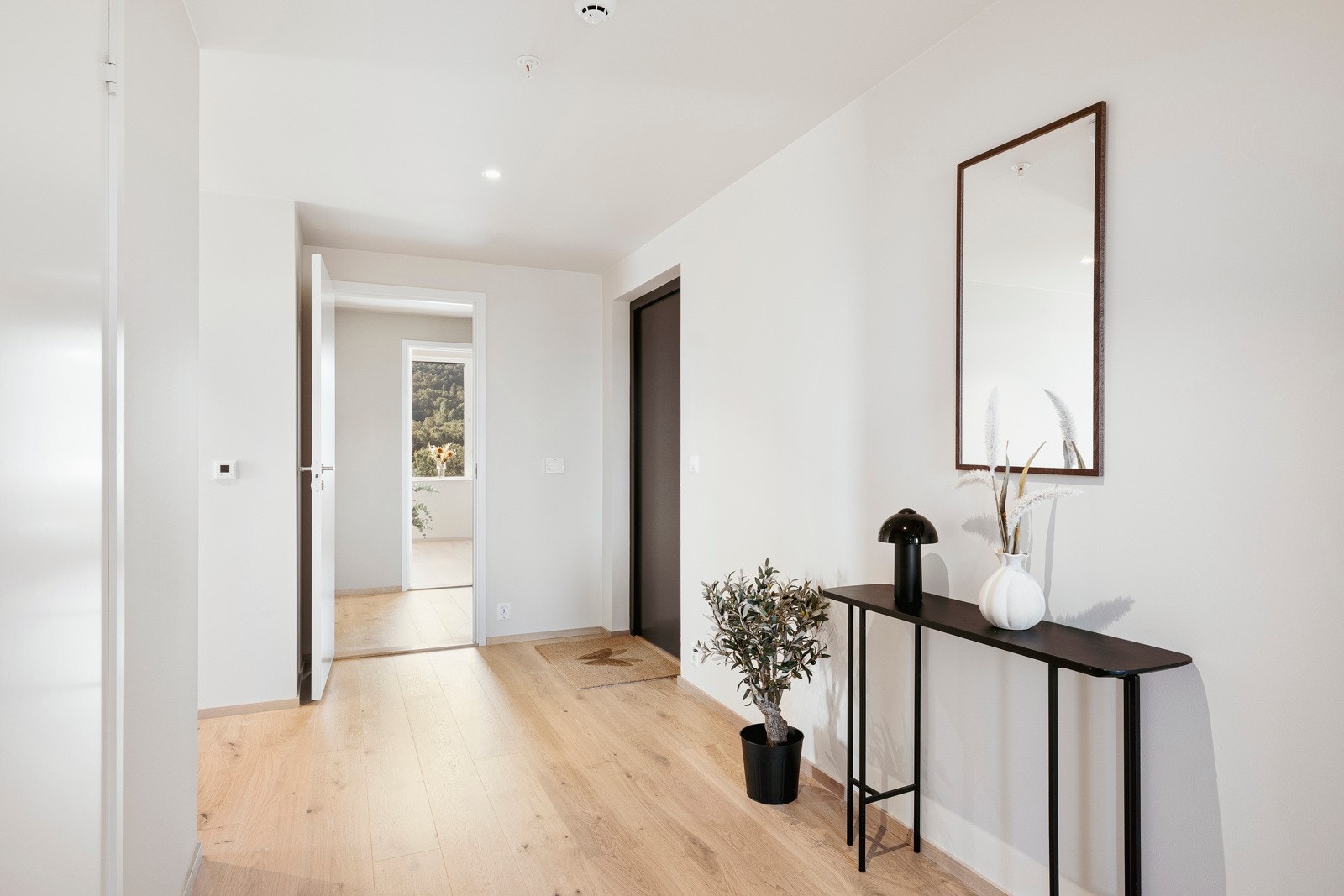Vel inne gir entreen et godt førsteinntrykk med downlights, lysmalte veggflater og enstavs hvitpigmentert parkett. Galleribilde