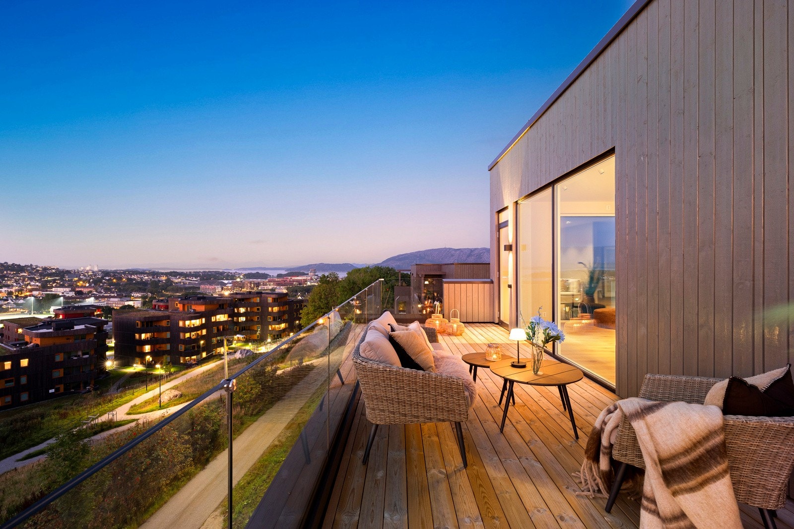 Selve toppleiligheten har to flotte uteplasser på hver sin side, med glimrende panoramautsikt mot by, fjord, fjell og grønnkledde åser. Galleribilde