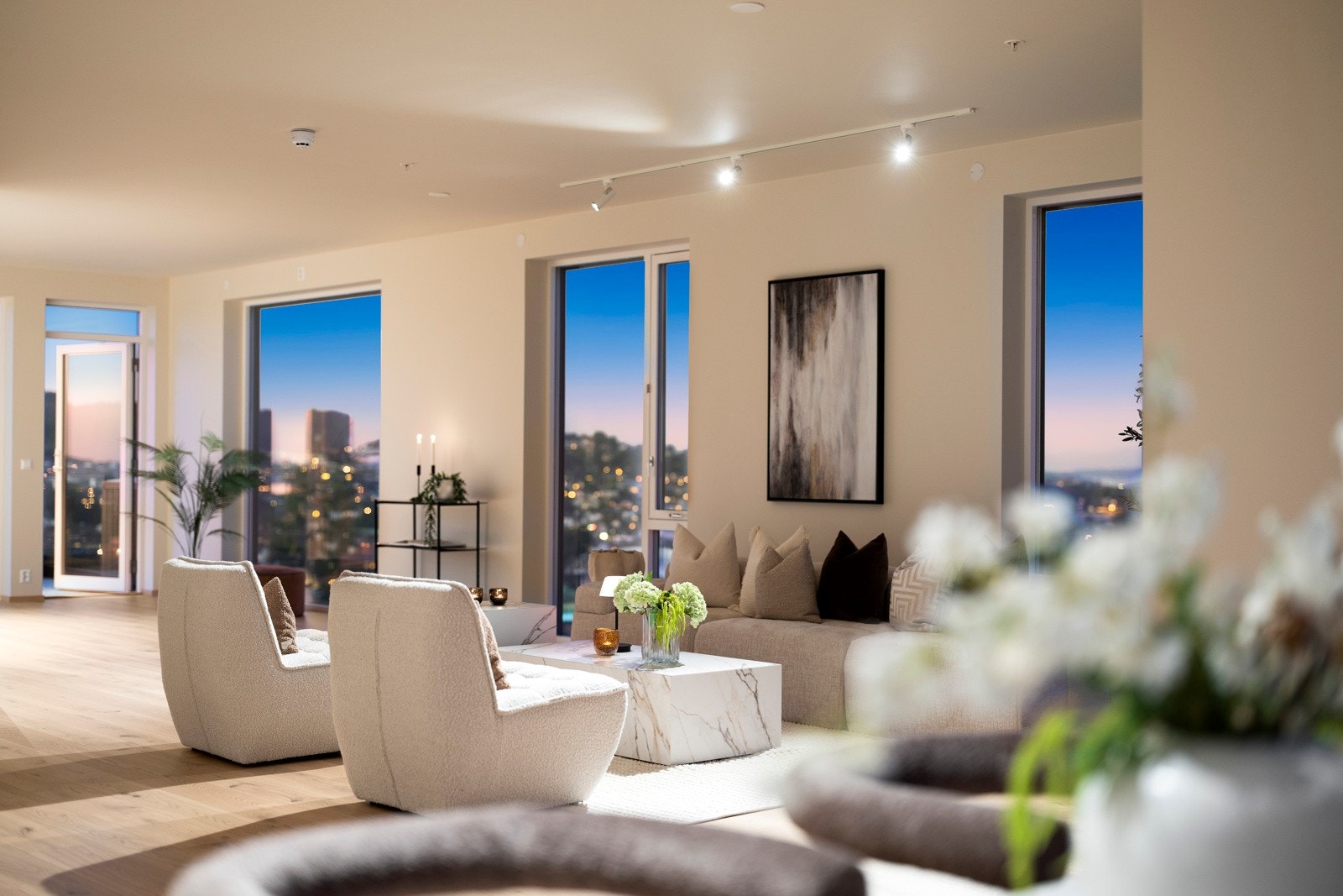 Stuen har store vindusflater i tre retninger - helt ned til gulvet. Galleribilde