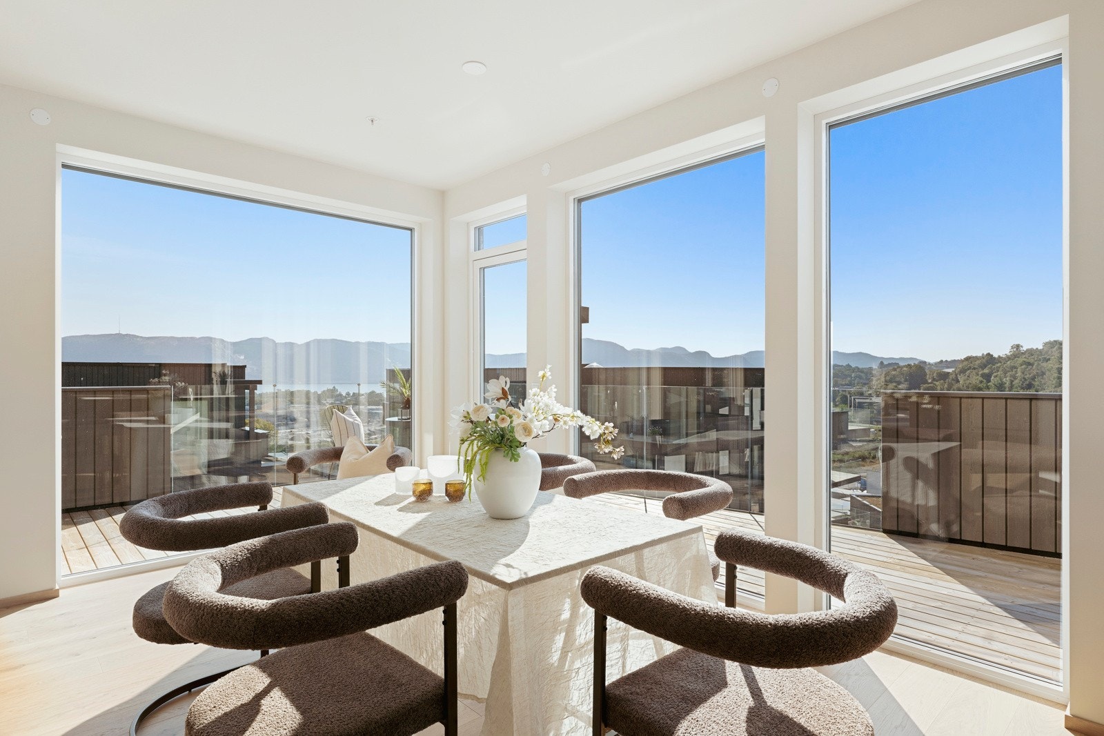 Sett deg godt til rette i sofakroken og ta inn det vakre landskapet utenfor. Galleribilde