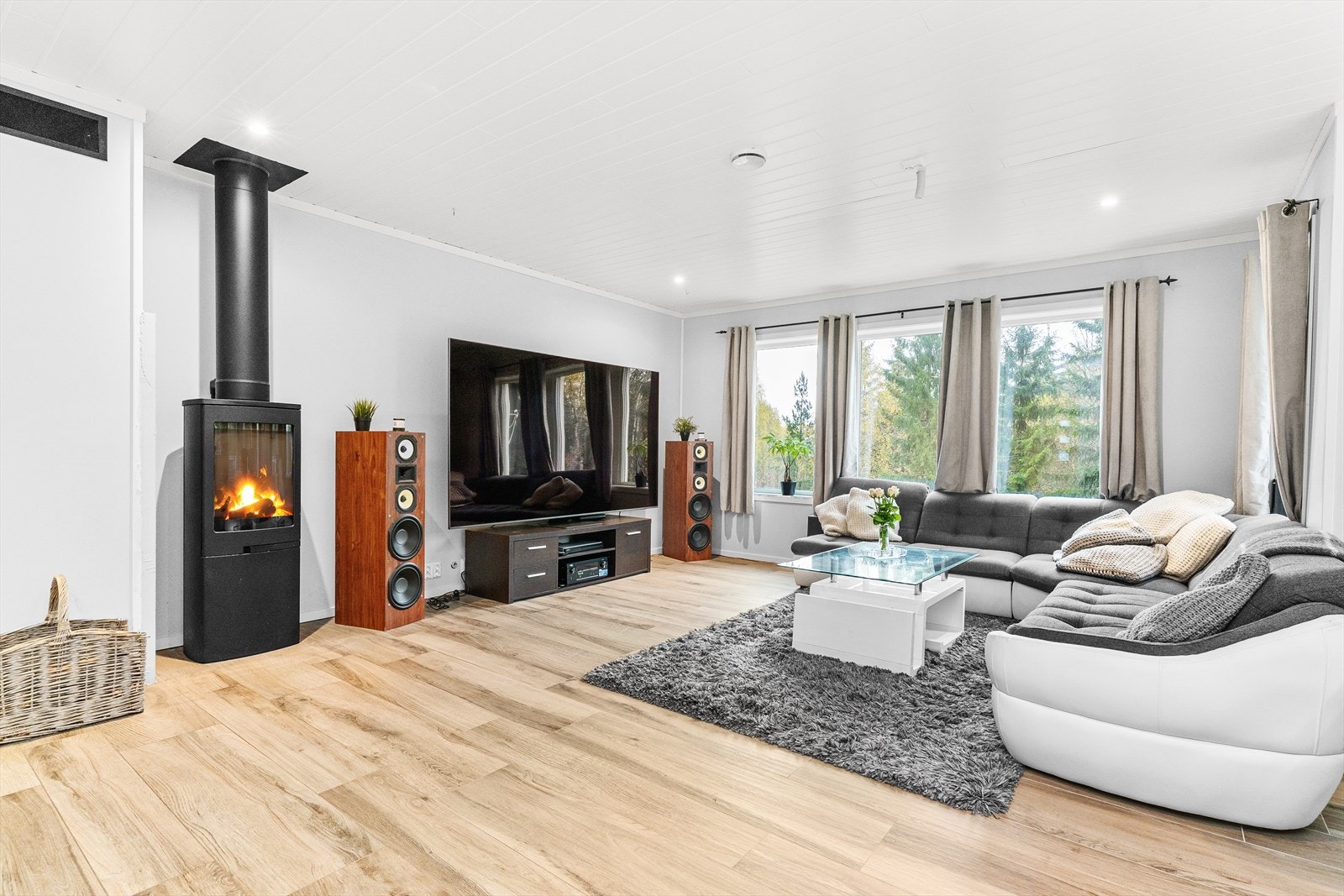 Det er montert en lun og stemningsfull vedovn i stuen, som gir god varme til etasjen. Galleribilde