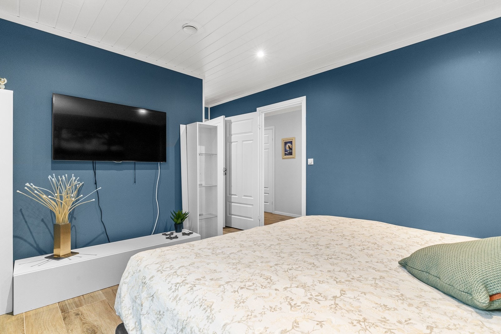 Det er god plass til dobbeltseng med tilhørende nattbord. Galleribilde