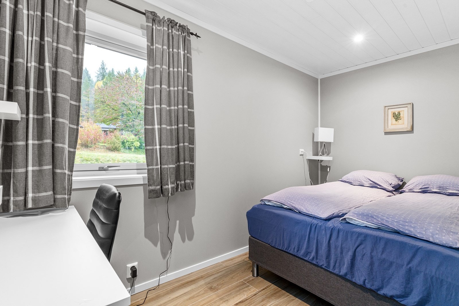 De andre soverommene i 1.etasje har god plass til seng, garderobeløsning og skrivepult. Galleribilde