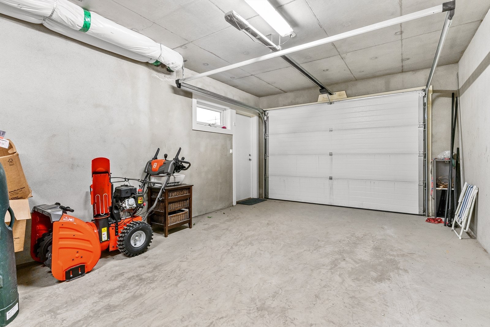 Garasje i underetasjen. Galleribilde