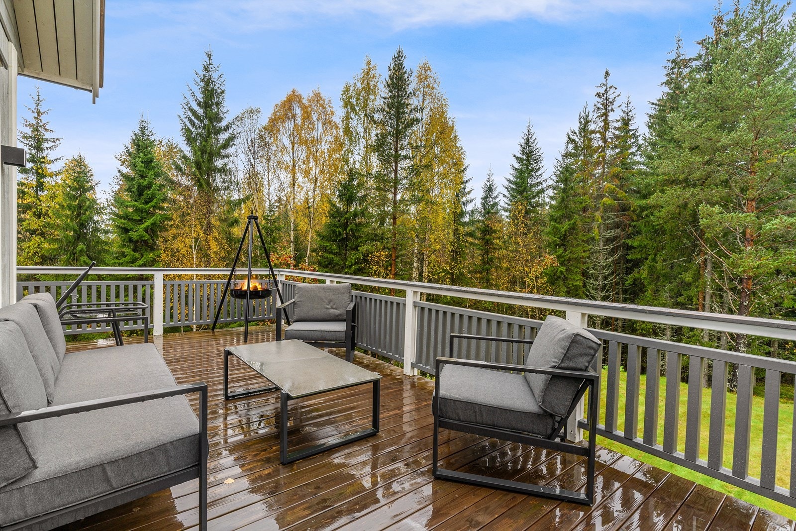 Fra stuen i 1.etasje er det direkte utgang til en hyggelig terrasse. Galleribilde