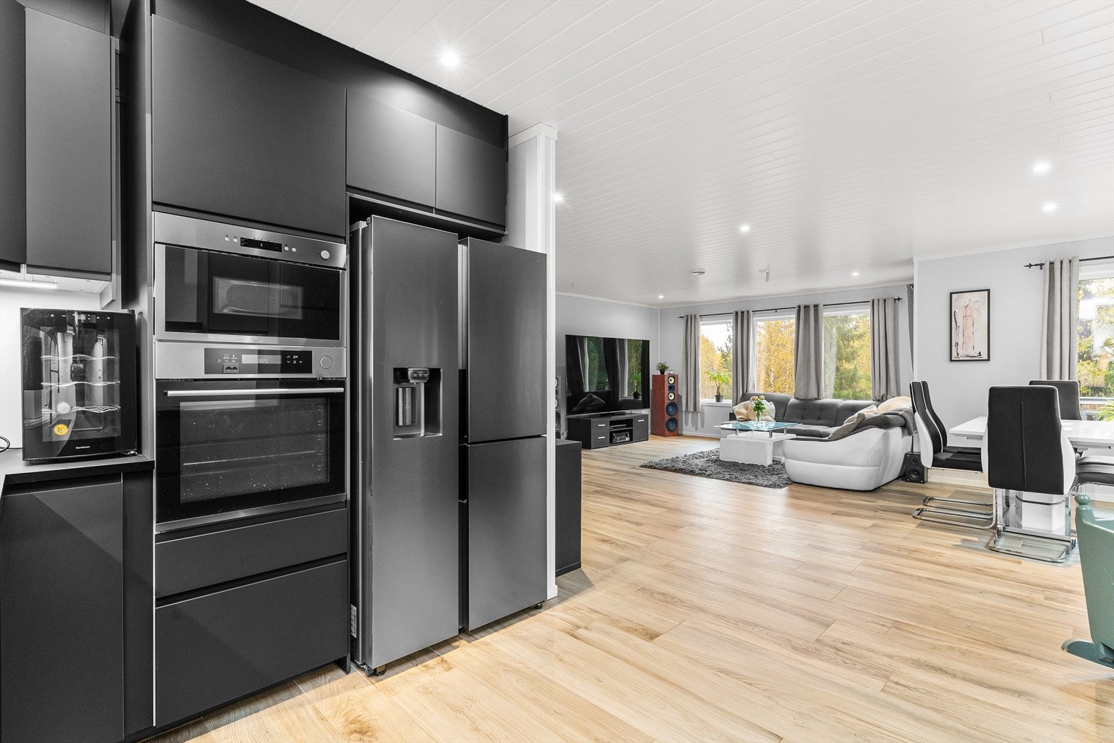 Velkommen til Fleksåsvegen 15! Innholdsrik hel tomannsbolig med stor tomt på over 1.1 mål - naturskjønn beliggenhet - 6 soverom - 3 bad - 2 garasjer Galleribilde