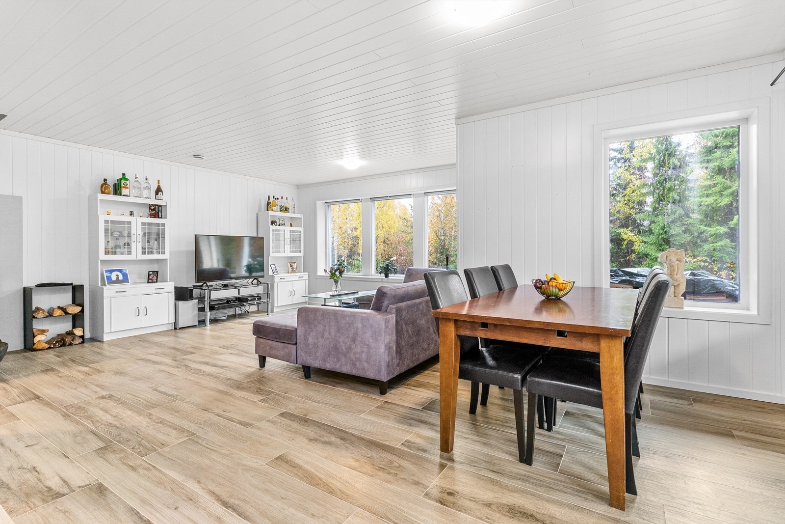 Boligen har vannbåren gulvvarme i alle oppholdsrom og balansert ventilasjon som bidrar til et lunt og godt inneklima. Galleribilde