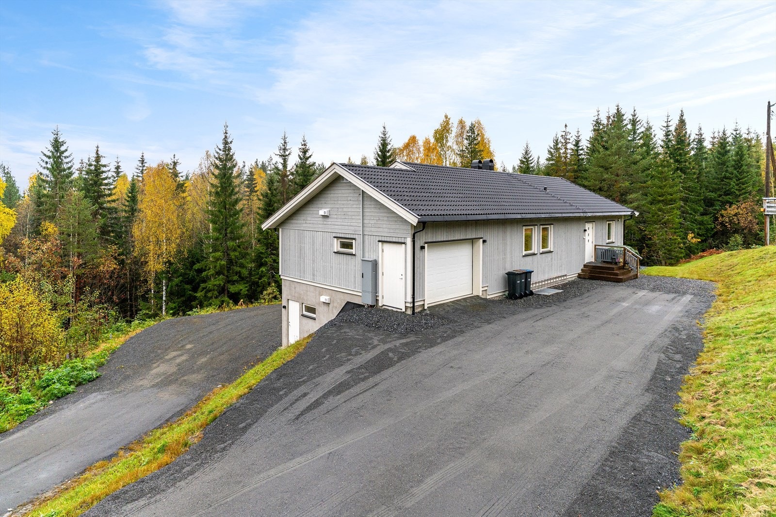 Gangavstand til barnehage, butikk, bensinstasjon og busstopp i Flesberg sentrum. Ca 30 min kjøring fra Kongsberg. Galleribilde