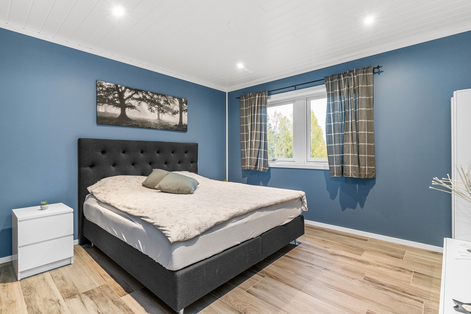 Hovedsoverommet i 1.etasje er malt i dempet blåtone som gir rommet en behagelig atmosfære. Galleribilde