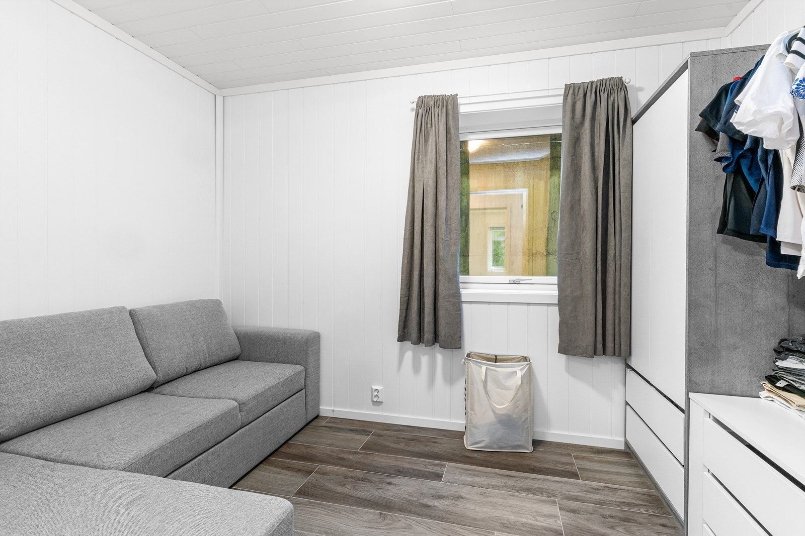 Soverom 3. Soverommet har noe begrenset lysforhold og rømningsvei pga. at lyssjakt mangler gulv og det er lagt en tung stål-rist over lysgraven. Galleribilde