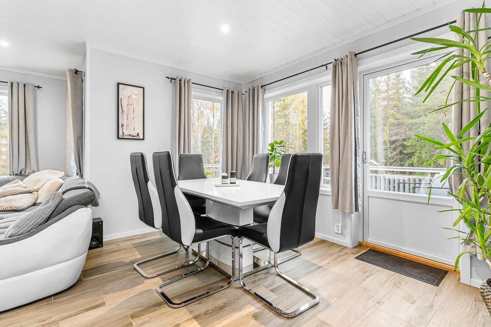 Spisebordet finner sin naturlige plassering ved kjøkkenet, der en kan invitere flere gjester til bords. Galleribilde